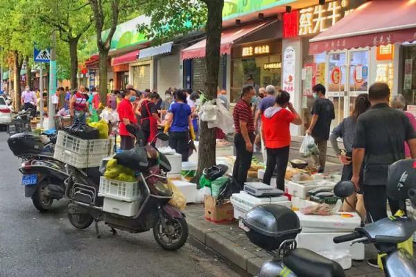 上海菜市场摊位，菜市场摊位一般多少钱（老年人凌晨4点在马路菜场人挤人……）